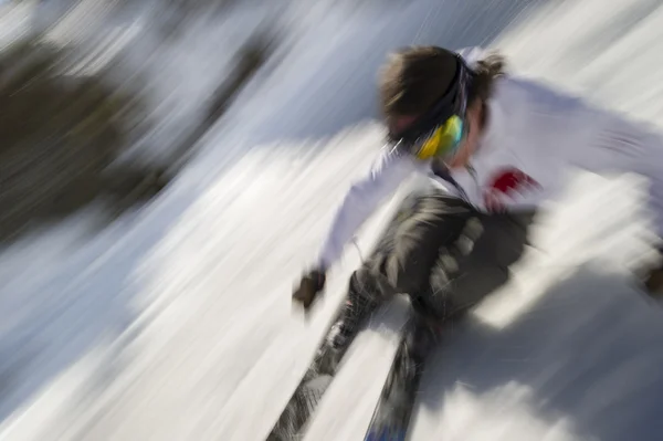 Bewegung unscharfes Bild von einem erfahrenen Skifahrer. — Stockfoto