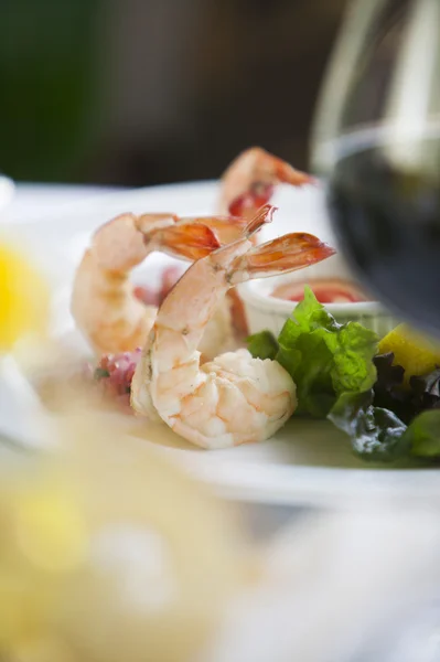 Aperitivo de camarones pescados y mariscos. — Foto de Stock