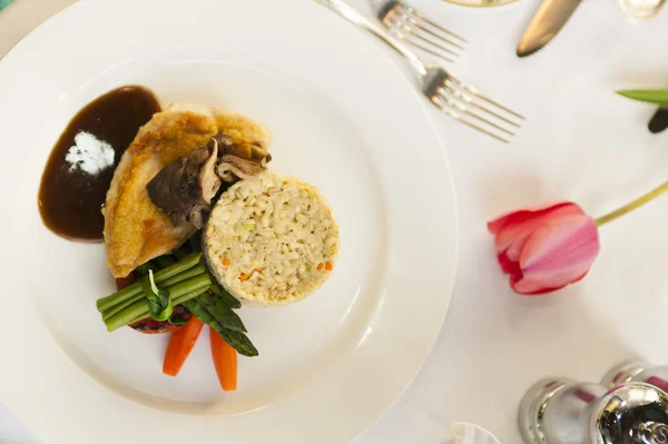 Cena pollo comedor excelente. — Foto de Stock