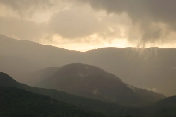 Nuvens e sol sobre montanhas em stowe, vermont. — Fotografia de Stock