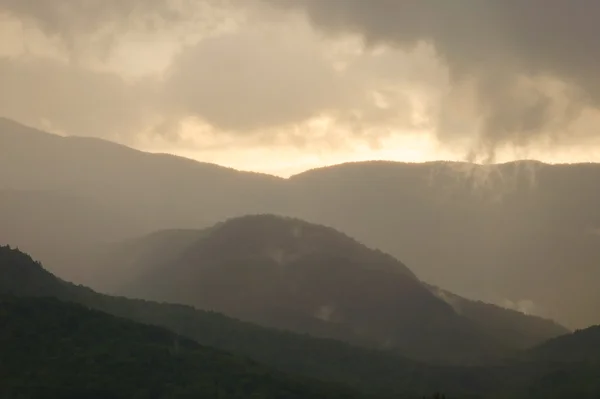 Nubes y puesta de sol sobre las montañas en stowe, vermont. — Foto de Stock