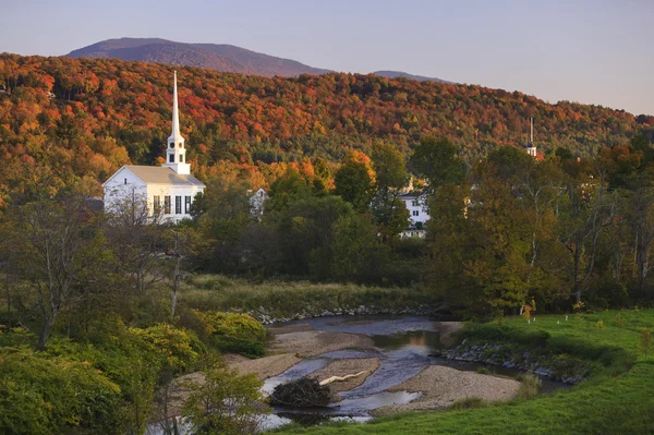 Herbstlaub hinter einer ländlichen Vermont-Kirche — Stockfoto