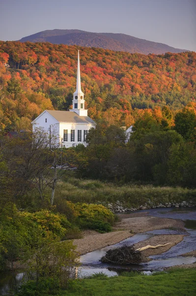 農村バーモント州教会の裏に秋の紅葉 — ストック写真