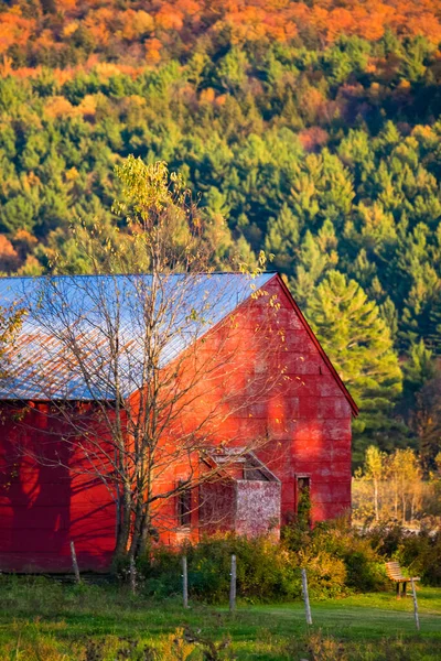 Czerwona Stodoła Słoneczne Jesienne Popołudnie Stowe Vermont Usa — Zdjęcie stockowe