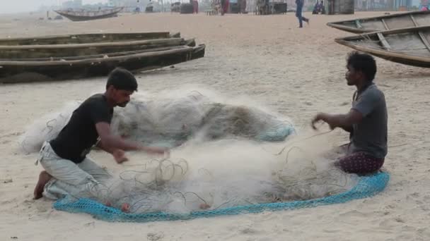 Two fishermen sorted out net — Stock Video