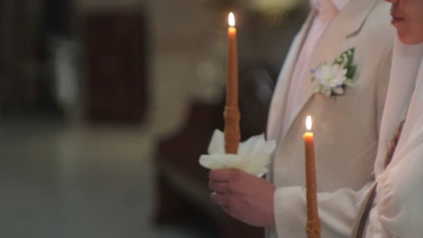 Две свечи — стоковое видео
