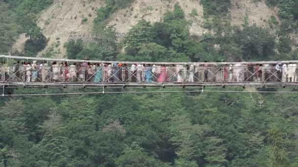 Hängebrücke, Verkehrschaos — Stockvideo