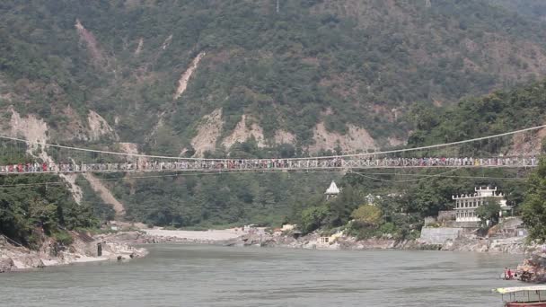 Puente de cuerda colgante — Vídeo de stock