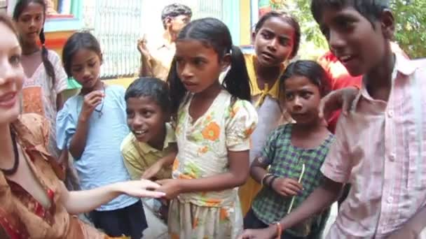 Бедные дети Индии — стоковое видео