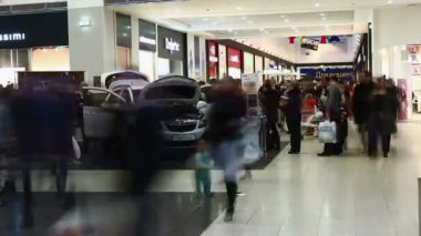 alışveriş merkezinde araba