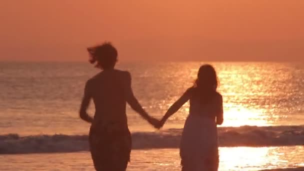 Los amantes de la playa puesta de sol — Vídeos de Stock