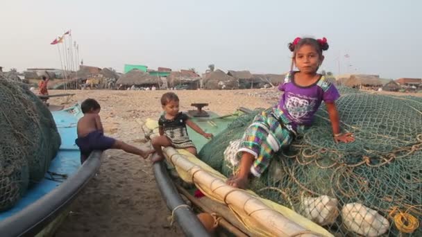 Niños pobres en un barco de pesca — Vídeo de stock