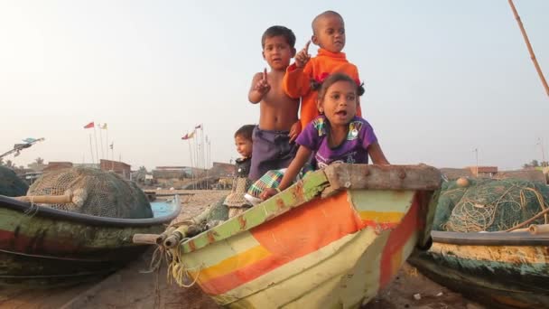 ? kinderen van vissers — Stockvideo