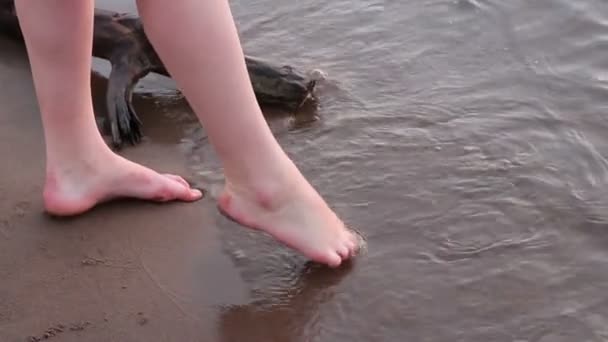 Kobiece nogi w wodzie — Wideo stockowe