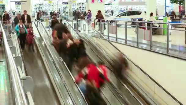 Escalator in shopping center. Timelapse. — Stock Video