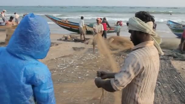 Pescadores y red de pesca — Vídeo de stock