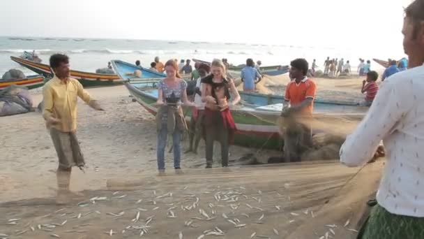 Pescadores y mujeres — Vídeo de stock