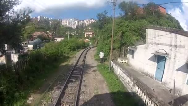 Los turistas van al autobús indio local — Vídeo de stock