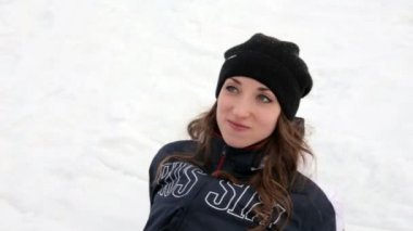 kadın karlı dağlarda