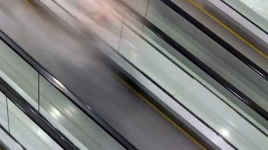 alışveriş merkezinde yürüyen merdiven