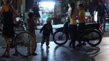 insanlar gece sokakta