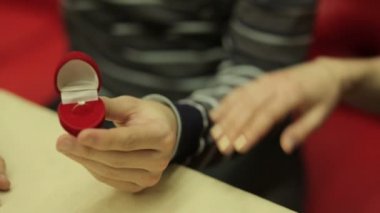 adam evlenmek öneriyor.