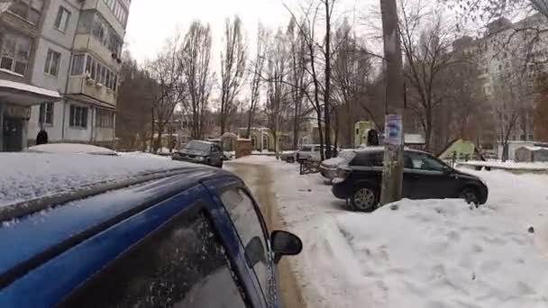 Bil på snöiga street — Stockvideo
