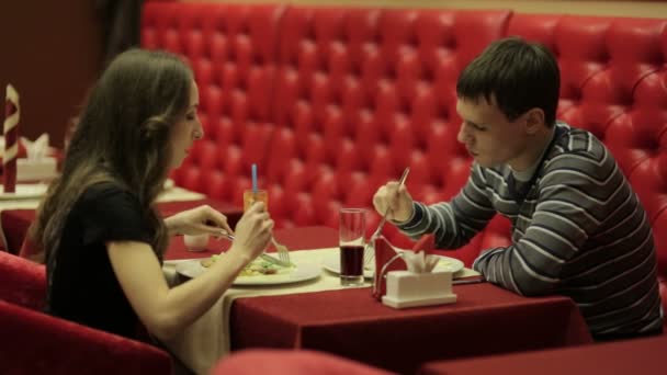 Пара в ресторане — стоковое видео
