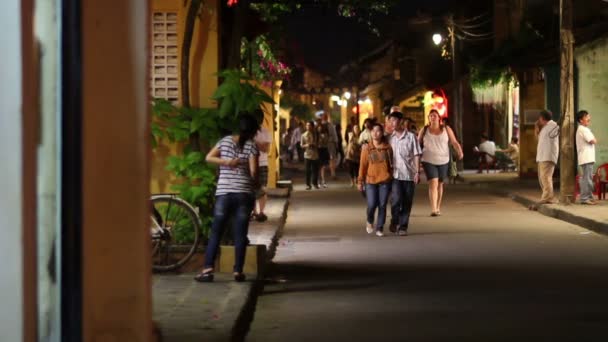 Gente en la calle nocturna — Vídeos de Stock