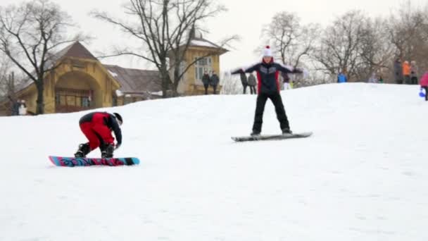 Snowboarders pareja — Vídeos de Stock