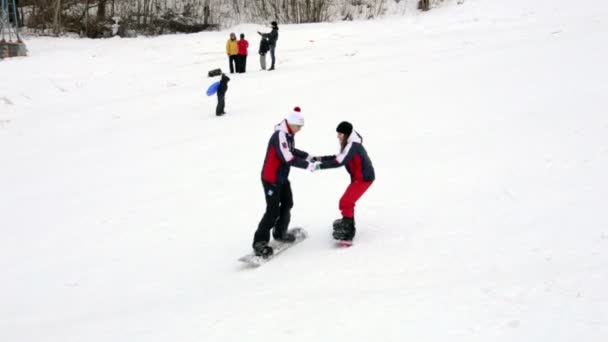 Snowboarders casal — Vídeo de Stock