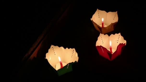 Velas encendidas — Vídeos de Stock