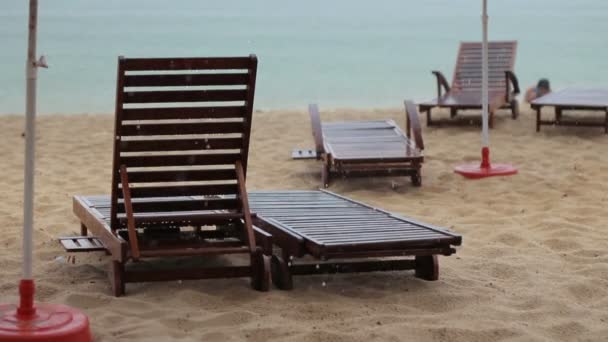 Regnig dag på stranden — Stockvideo