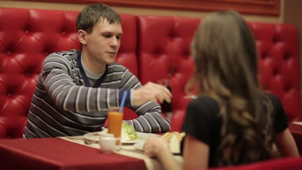 Pareja en el restaurante — Vídeos de Stock