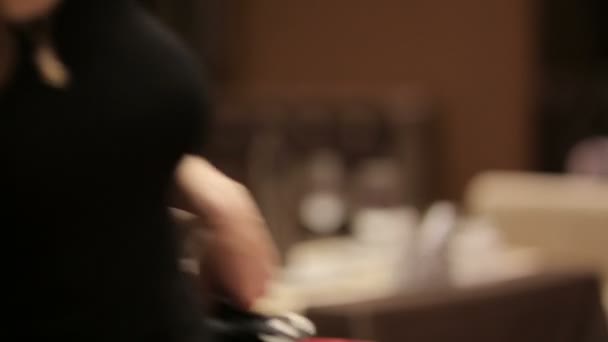 Mulher Namoro em um café — Vídeo de Stock