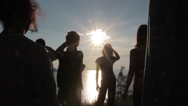 Женщины силуэты на закате — стоковое видео