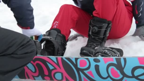 Snowboarders pareja — Vídeos de Stock