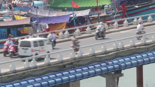 Трафік на мосту — стокове відео