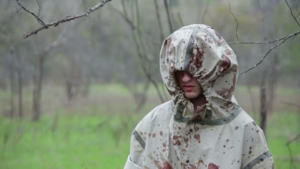 Maniac in bloody raincoat. — Stock Video