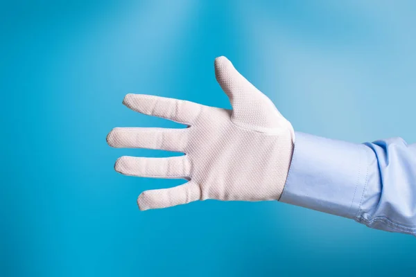 蓝底白色防静电织物防滑手套上的男性手掌 — 图库照片