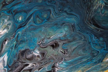 Uzay sıvısı sanatının dokusu. Boya karıştırma efektiyle soyut bir arka plan. Sıvı akrilik boya arka planı. Siyah ve mavi renkler.