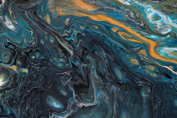 Uzay sıvısı sanatının dokusu. Boya karıştırma efektiyle soyut bir arka plan. Sıvı akrilik boya arka planı. Siyah, turuncu ve mavi renkler.