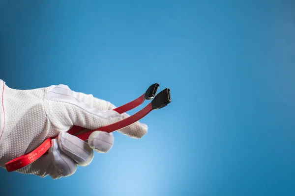 Cavi Interfaccia Sata Rossi Una Mano Sfondo Blu Concetto Computer — Foto Stock