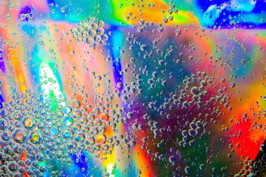 Gökkuşağı soyut bir makro arka planda suda yağ kabarcıkları.