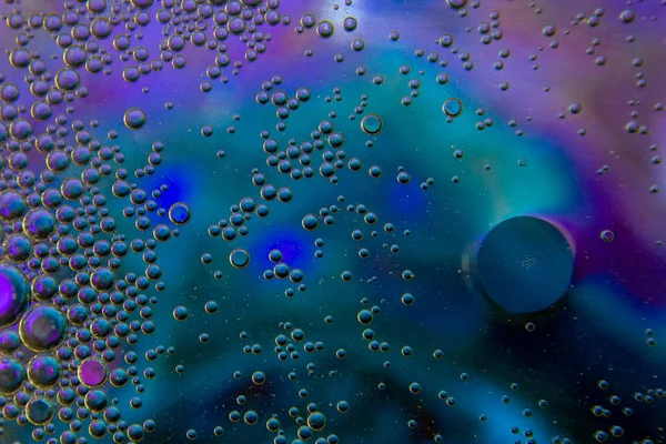 Bolhas Óleo Água Sobre Azul Turquesa Cor Roxa Fundo Abstrato — Fotografia de Stock