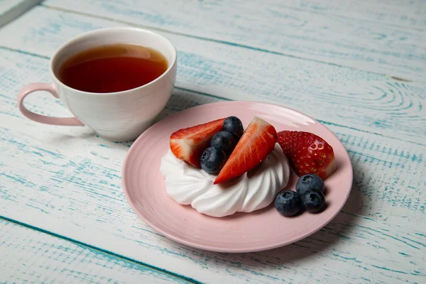 Pavlova Cake Strawberries Blueberries Pink Saucer Cup Hot Tea Home — Stock Photo, Image