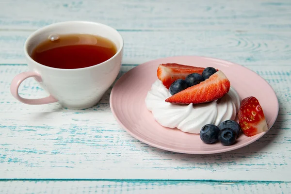 Pavlova Torta Eperrel Áfonyával Rózsaszín Csészealjon Egy Csésze Forró Teával Stock Fotó