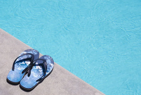 Flip flops vid poolen — Stockfoto