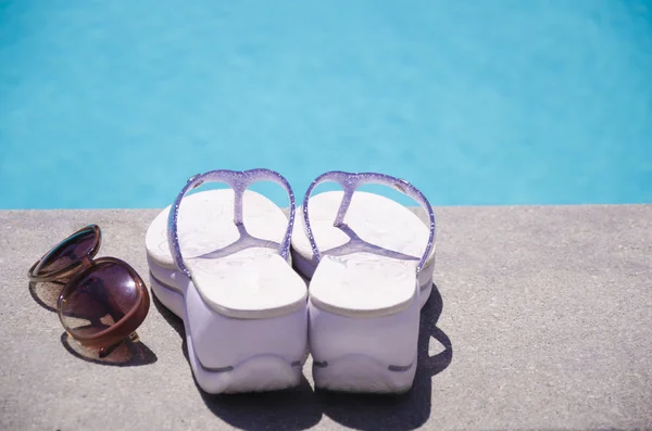 Coisas de mulher junto à piscina — Fotografia de Stock