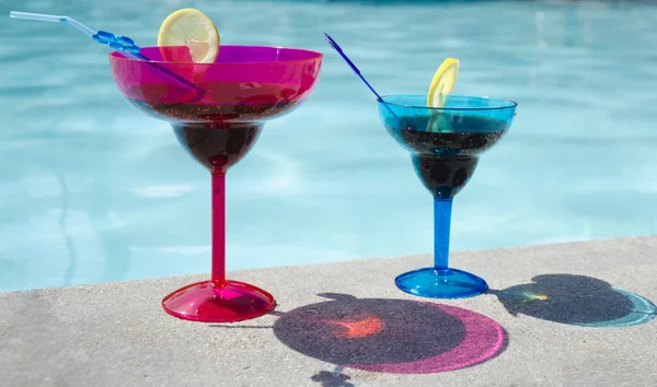 Напої біля басейну — стокове фото
